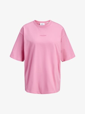 Camiseta rosa de algodón de manga corta con cuello redondo y pequeño texto "JJXX STUDIO" centrado en el pecho.