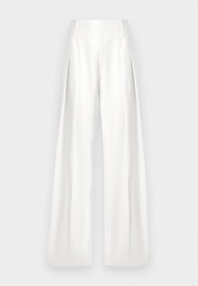 Pantaloni bianchi a gamba larga con vita alta, dotati di due tasche frontali e realizzati in un tessuto morbido e liscio. Design pulito e sartoriale con pieghe sottili.