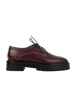 Zapato marrón oscuro de cuero con cordones, perforaciones decorativas y suela negra gruesa con dibujo, visto desde el lateral exterior.