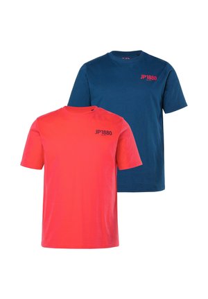 Dwie gładkie koszulki z okrągłym dekoltem, jedna czerwona z czarnym napisem „JP1880” na piersi, druga granatowa z czerwonym napisem „JP1880” na piersi, pokazane na białym tle.