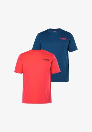 To ensfarvede crew-neck T-shirts, den ene rød med sort "JP1880" tekst på brystet, den anden navyblå med rød "JP1880" tekst på brystet, vist på hvid baggrund.