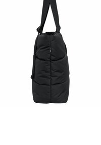 Černá polstrovaná ramenní taška s texturovaným povrchem, vybavená jedním nastavitelným popruhem a zaobleným, zúženým tvarem.