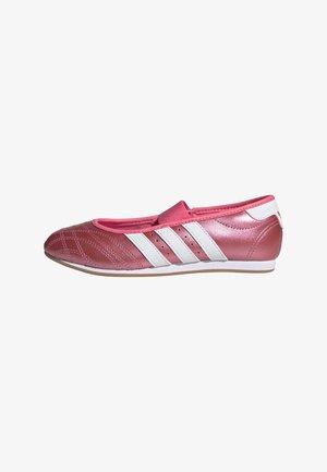Pink metallic slip-on balletflat med hvide striber på siden og en fleksibel elastik over toppen.