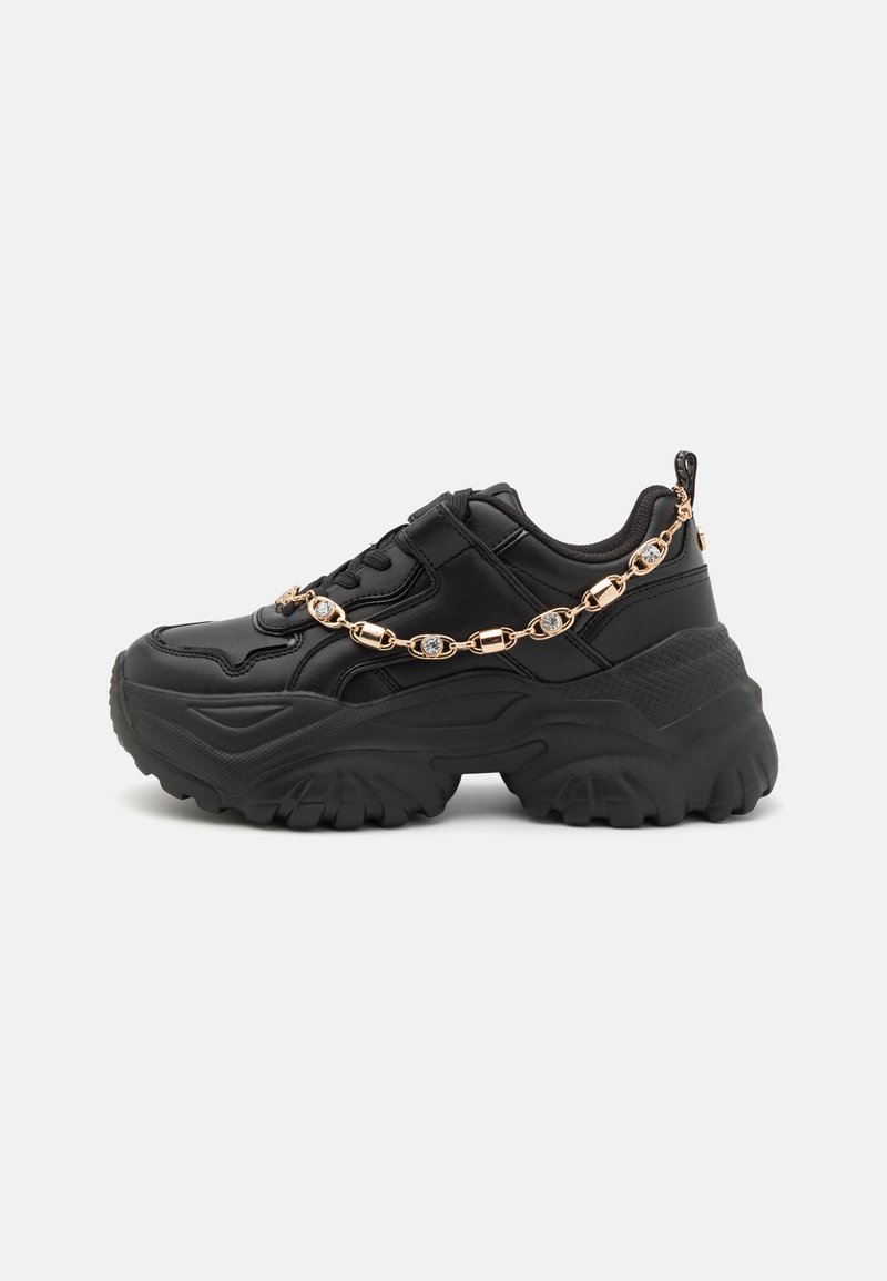 Sneaker neri chunky con tomaia in pelle testurizzata, suola in gomma spessa e particolare catena decorativa con anelli metallici.