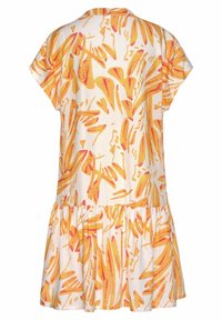 Kurzärmliges Kleid aus leichtem Stoff mit weißem Grund und lebhaftem gelb-orangem, blattähnlichem Muster; verfügt über einen gerafften, gestuften Saum.