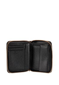 Sort læderpung med en tekstureret overflade, der har flere kortholdere og lukning med lynlås rundt om i guldtonet hardware.