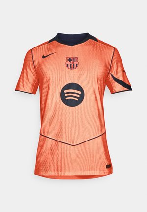 Orange sports trøje med korte ærmer, struktureret stof, marineblå accenter, med Barcelona-brevet og et sort Spotify-logo på forsiden.