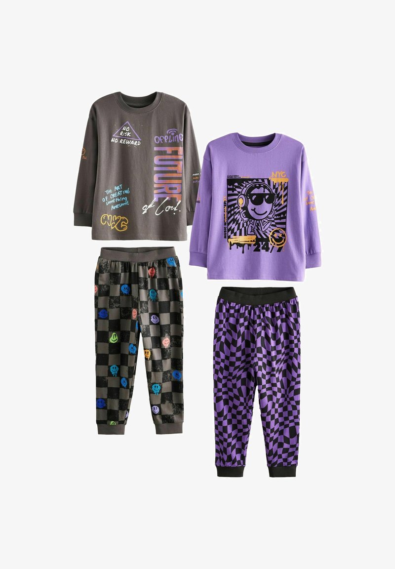 Dve dolge majice z dolgimi rokavi v sivi in vijolični barvi, vsaka z barvitimi grafikami. Dve pari hlač: ene v črno karirastem vzorcu, druge vijolične s vrtinčastim dizajnom.
