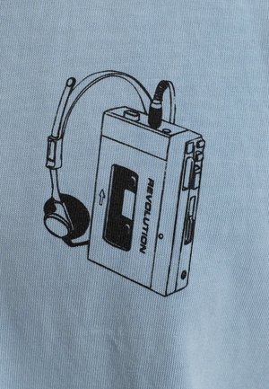 Grafik eines Kassettenplayers mit Kopfhörern, schwarzer Umriss auf hellblauem Stoff, mit dem Wort "REVOLUTION" und detaillierten Hardwareelementen.