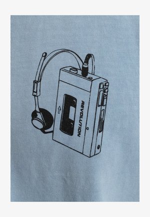 Grafik eines Kassettenplayers mit Kopfhörern, schwarzer Umriss auf hellblauem Stoff, mit dem Wort "REVOLUTION" und detaillierten Hardwareelementen.