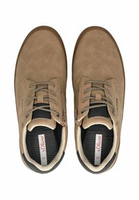 Chaussures en suède beige avec bouts ronds, doublure contrastante sombre et lacets texturés. L'intérieur présente un motif rayé et une étiquette de marque.