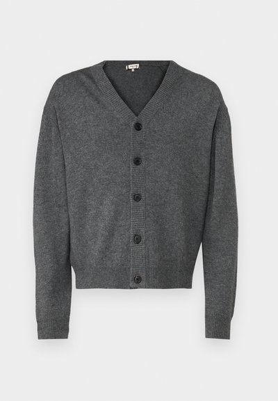 Grauer Strickcardigan mit V-Ausschnitt, Knopfverschluss und gerippten Bündchen. Glatte Textur und lässige Passform mit sechs schwarzen Knöpfen.