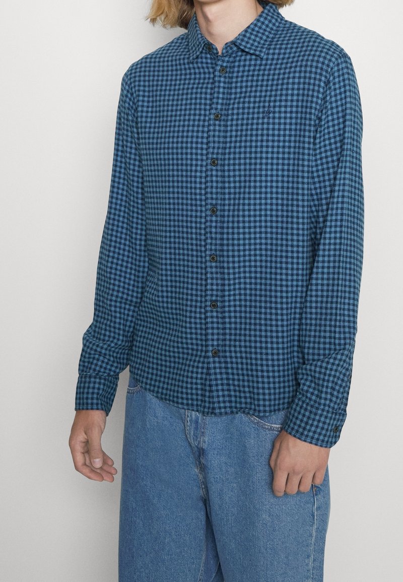 Blauw en zwart geruit overhemd met lange mouwen en een klassieke kraag, met zwarte knopen en een zachte, gestructureerde stof.
