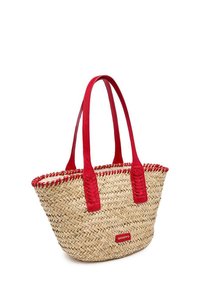 Sac en paille tissé avec des poignées et des finitions en cuir rouge. Présente une forme rectangulaire, des coutures contrastées et un patch logo sur le côté.