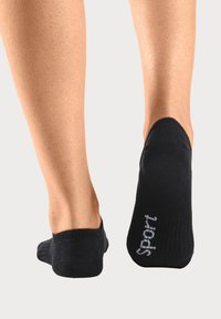 Schwarze Sportknöchelsocken mit gerippten Bündchen, weichem Material und in Weiß auf die Seiten gestickten Logos. Entworfen für Komfort und aktive Nutzung.