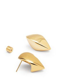 Pendientes en tono dorado con un diseño suave, similar a una hoja, y un acabado pulido. Incluyen un poste trasero cilíndrico para el cierre.