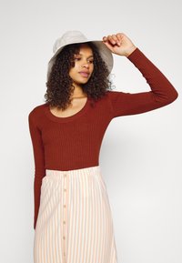 JDY Tall JDYPLUM YSLA O NECK - Jumper - brown