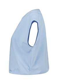 Maglietta senza maniche azzurro chiaro mostrata di lato, che evidenzia un'ampia apertura per il braccio e un tessuto morbido, leggermente spiegazzato.