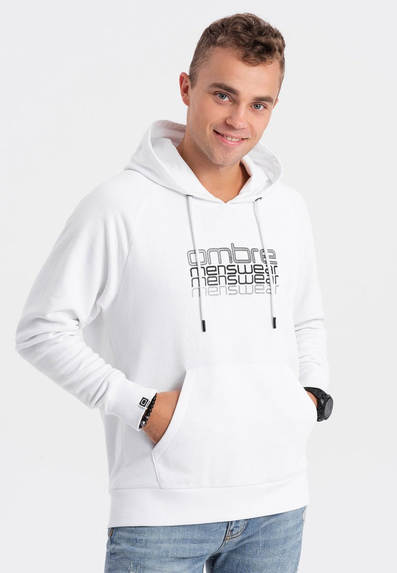 Witte hoodie met een voorzak en verstelbare koorden, voorzien van een bedrukte "ombre menswear" logo. Zacht materiaal met een comfortabele pasvorm.
