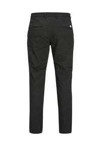 Pantalon noir à coupe slim, avec poches arrière zippées, passants pour ceinture et texture lisse. Pas de motifs ou accents visibles.