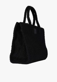 Borsa tote nera con una texture soffice, doppi manici in tessuto e forma quadrata. Presenta una piccola patch con il logo su un lato.