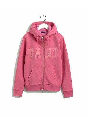 Roze hoodie met ritssluiting, voorzakken, capuchon met trekkoord en "GANT"-logo op de borst, hangend aan een witte hanger.