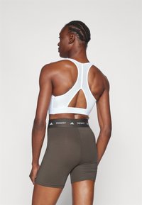 adidas Performance POWERREACT BIG LOGO GRAPHIC BRA - Sujetadores deportivos con sujeción ligera - white