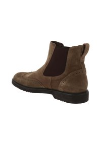 Bottine Chelsea en suède marron avec panneau latéral élastique noir, détails de brogue, semelle noire et languette à l'arrière.