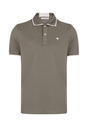 Polo de color verde oliva con detalles en blanco, cuello abotonado, mangas cortas y un pequeño logo en el pecho. Fabricado con una tela texturizada.