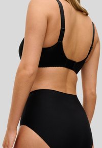 Musta saumaton rintaliivit säädettävillä olkaimilla ja hakasuljinnalla. Mustat korkeavyötäröiset alushousut, sileä pinta, vähäiset yksityiskohdat.