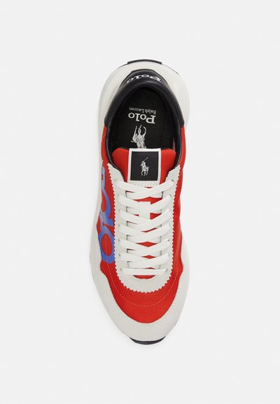 Κόκκινα και λευκά αθλητικά παπούτσια με συνδυασμό από δίχτυ και ύφασμα. Διαθέτουν μεγάλο μπλε λογότυπο, μαύρες λεπτομέρειες και λευκά κορδόνια. Στρογγυλεμένη μύτη.