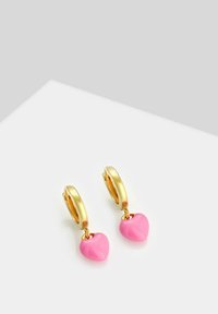 Goldene Creolen mit herzförmigen, rosa Charms, die ein glänzendes Finish und eine glatte Textur aufweisen, gestaltet für ein einfaches Tragen.