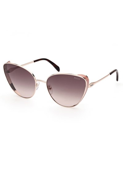 Gafas de sol de ojo de gato con un marco de metal color oro rosa y lentes degradados de color gris oscuro. Presentan brazos curvados con un acabado oscuro brillante y detalle del logotipo.