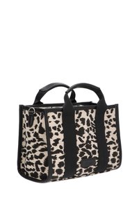 Bolso de mano de estampado de leopardo con asas y ribete negros, forma rectangular, tejido texturizado y un parche con logotipo en la parte frontal.