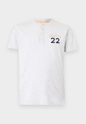 Ανοιχτό γκρι κοντομάνικο πουκάμισο Henley με τρία κουμπιά και κέντημα "Hollister 22" στο πάνω αριστερό μέρος του στήθους.