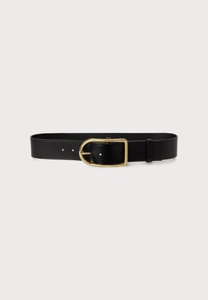 Ceinture en cuir noir avec une grande boucle ronde dorée et plusieurs trous de réglage pour la taille. Texture lisse avec un design minimaliste.