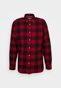 Camicia a maniche lunghe da uomo con motivo a scacchi buffalo rosso e nero e colletto con bottoni su sfondo bianco.