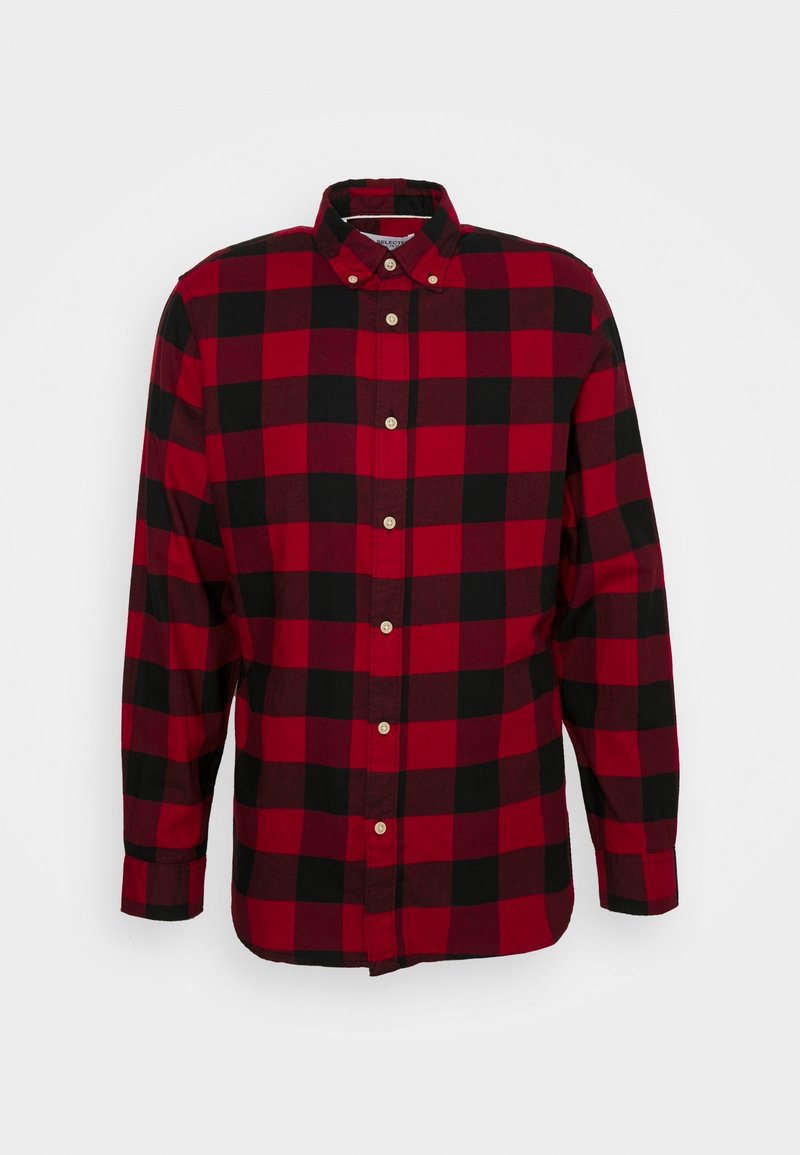 Camicia a maniche lunghe da uomo con motivo a scacchi buffalo rosso e nero e colletto con bottoni su sfondo bianco.