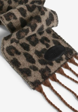 Šátek s leopardím vzorem vyrobený z jemné látky, se třásněmi na okrajích a černou koženou etiketou s embosovaným logem. Barvy zahrnují hnědou, béžovou a černou.