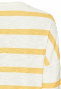 Gestreifter Strickpullover mit weißen und gelben horizontalen Streifen, ausgestattet mit einem strukturierten Stoff und einem runden Ausschnitt für eine lockere Passform.