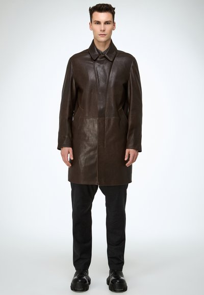 Brauner Ledermantel mit Stehkragen, vorderer Blende, Schulternaht und zwei Seitentaschen. Glatte Textur und knielanges Design.