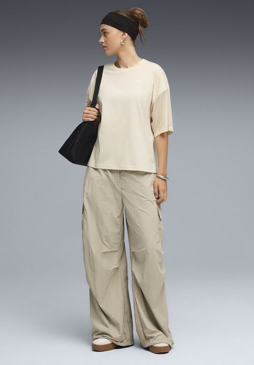 PUMA Camiseta Casual de Mujer HER Oversized Blanco — foto 3