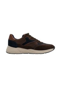 Sneaker in suede marrone e mesh con accenti blu navy, dotate di un colletto imbottito, un design testurizzato e una suola in gomma nera a contrasto.