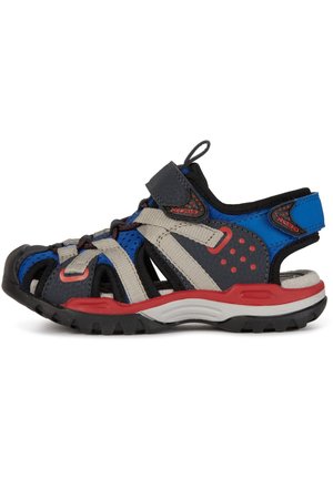 Sportsandalen met een blauw, grijs en rood kleurenschema. Beschikt over een open teen, verstelbare strap, ademend bovenwerk en een duurzame rubberen zool.
