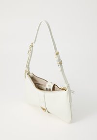 Borsa a tracolla bianca in pelle con forma curva, hardware dorato e chiusura con zip. Presenta una sola tracolla regolabile e tasche interne.
