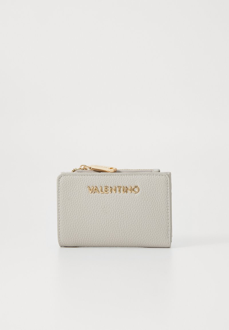 Portafoglio in pelle grigia con hardware dorato. Presenta una superficie texturizzata e un logo impresso. Design compatto rettangolare con chiusura a zip.