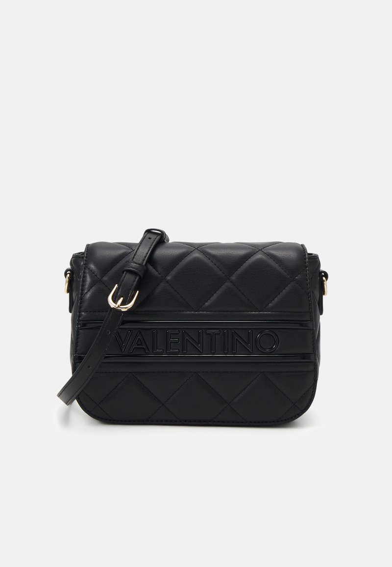 Borsa a tracolla in pelle nera trapuntata con tracolla regolabile, caratterizzata da logo impresso e strisce orizzontali in accento. Dettagli in hardware dorato presenti.