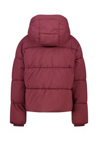 Bordeaux pufferjack met een capuchon, ribgebreide manchetten en gequiltte ontwerpen met horizontale naden aan de achterkant voor isolatie.