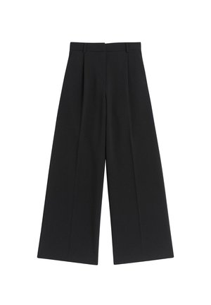 Schwarze, weit geschnittene Hosen aus strukturiertem Stoff, mit hoher Taille, gefaltetem Vorderteil und ohne sichtbare Beschläge oder Akzente.
