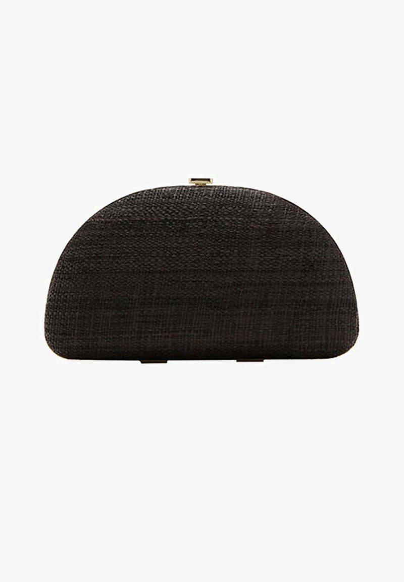 Pochette noire texturée en demi-cercle avec un petit fermoir doré en haut sur fond blanc.